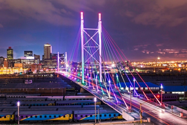 Nelson-Mandela-Brücke-bei-Sonnenuntergang-iStock_22604090_XLARGE-2.jpg